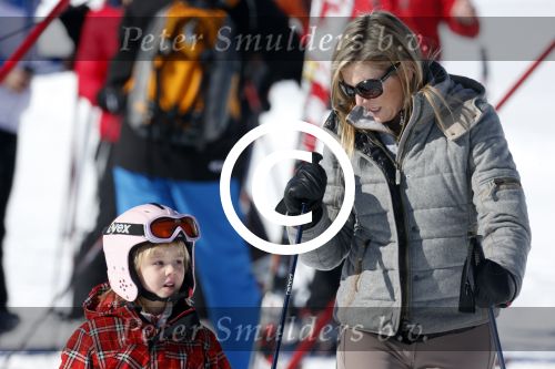 Lech, 18 Februari 2013 Fotoshoot Kon. huis in Lech tijdens de wintersportvakantie met o.a.: Koningin Beatrix, Prins Willem Alexander, Prinses Maxima, Prinses Amalia, Prinses Alexia en Prinses Ariane.
Foto Peter Smulders BV