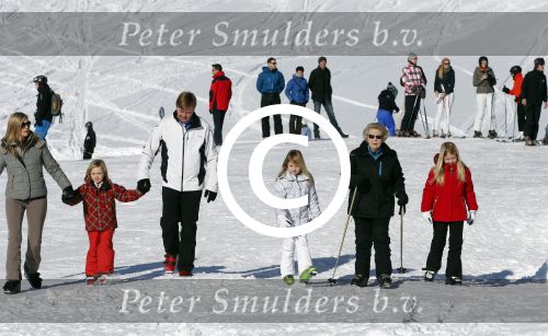 Lech, 18 Februari 2013 Fotoshoot Kon. huis in Lech tijdens de wintersportvakantie met o.a.: Koningin Beatrix, Prins Willem Alexander, Prinses Maxima, Prinses Amalia, Prinses Alexia en Prinses Ariane.
Foto Peter Smulders BV