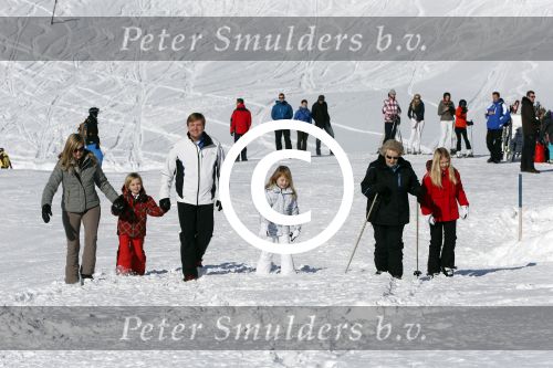 Lech, 18 Februari 2013 Fotoshoot Kon. huis in Lech tijdens de wintersportvakantie met o.a.: Koningin Beatrix, Prins Willem Alexander, Prinses Maxima, Prinses Amalia, Prinses Alexia en Prinses Ariane.
Foto Peter Smulders BV