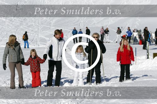 Lech, 18 Februari 2013 Fotoshoot Kon. huis in Lech tijdens de wintersportvakantie met o.a.: Koningin Beatrix, Prins Willem Alexander, Prinses Maxima, Prinses Amalia, Prinses Alexia en Prinses Ariane.
Foto Peter Smulders BV