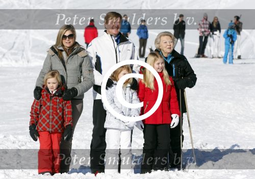 Lech, 18 Februari 2013 Fotoshoot Kon. huis in Lech tijdens de wintersportvakantie met o.a.: Koningin Beatrix, Prins Willem Alexander, Prinses Maxima, Prinses Amalia, Prinses Alexia en Prinses Ariane.
Foto Peter Smulders BV