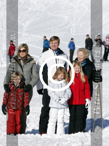 Lech, 18 Februari 2013 Fotoshoot Kon. huis in Lech tijdens de wintersportvakantie met o.a.: Koningin Beatrix, Prins Willem Alexander, Prinses Maxima, Prinses Amalia, Prinses Alexia en Prinses Ariane.
Foto Peter Smulders BV