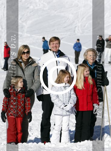Lech, 18 Februari 2013 Fotoshoot Kon. huis in Lech tijdens de wintersportvakantie met o.a.: Koningin Beatrix, Prins Willem Alexander, Prinses Maxima, Prinses Amalia, Prinses Alexia en Prinses Ariane.
Foto Peter Smulders BV