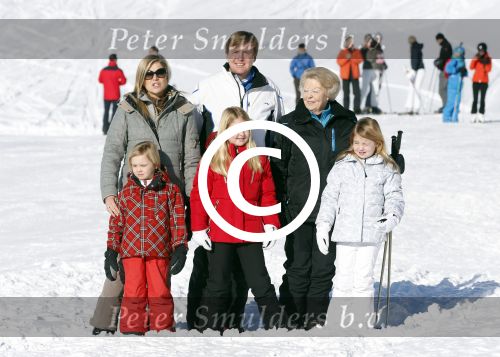 Lech, 18 Februari 2013 Fotoshoot Kon. huis in Lech tijdens de wintersportvakantie met o.a.: Koningin Beatrix, Prins Willem Alexander, Prinses Maxima, Prinses Amalia, Prinses Alexia en Prinses Ariane.
Foto Peter Smulders BV