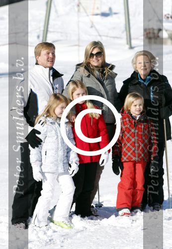Lech, 18 Februari 2013 Fotoshoot Kon. huis in Lech tijdens de wintersportvakantie met o.a.: Koningin Beatrix, Prins Willem Alexander, Prinses Maxima, Prinses Amalia, Prinses Alexia en Prinses Ariane.
Foto Peter Smulders BV