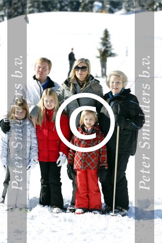 Lech, 18 Februari 2013 Fotoshoot Kon. huis in Lech tijdens de wintersportvakantie met o.a.: Koningin Beatrix, Prins Willem Alexander, Prinses Maxima, Prinses Amalia, Prinses Alexia en Prinses Ariane.
Foto Peter Smulders BV