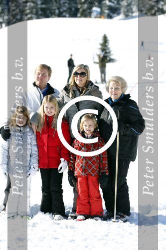 Lech, 18 Februari 2013 Fotoshoot Kon. huis in Lech tijdens de wintersportvakantie met o.a.: Koningin Beatrix, Prins Willem Alexander, Prinses Maxima, Prinses Amalia, Prinses Alexia en Prinses Ariane.
Foto Peter Smulders BV