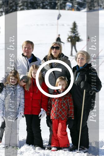 Lech, 18 Februari 2013 Fotoshoot Kon. huis in Lech tijdens de wintersportvakantie met o.a.: Koningin Beatrix, Prins Willem Alexander, Prinses Maxima, Prinses Amalia, Prinses Alexia en Prinses Ariane.
Foto Peter Smulders BV