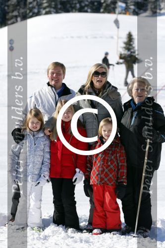 Lech, 18 Februari 2013 Fotoshoot Kon. huis in Lech tijdens de wintersportvakantie met o.a.: Koningin Beatrix, Prins Willem Alexander, Prinses Maxima, Prinses Amalia, Prinses Alexia en Prinses Ariane.
Foto Peter Smulders BV
