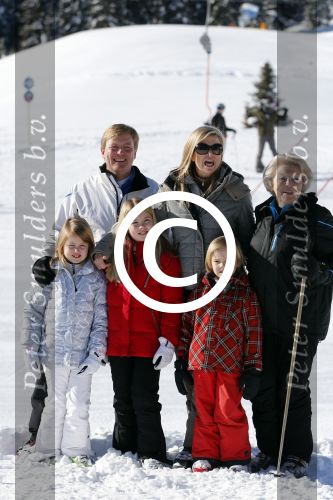 Lech, 18 Februari 2013 Fotoshoot Kon. huis in Lech tijdens de wintersportvakantie met o.a.: Koningin Beatrix, Prins Willem Alexander, Prinses Maxima, Prinses Amalia, Prinses Alexia en Prinses Ariane.
Foto Peter Smulders BV