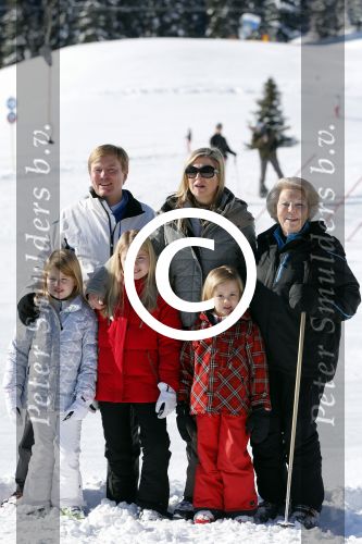 Lech, 18 Februari 2013 Fotoshoot Kon. huis in Lech tijdens de wintersportvakantie met o.a.: Koningin Beatrix, Prins Willem Alexander, Prinses Maxima, Prinses Amalia, Prinses Alexia en Prinses Ariane.
Foto Peter Smulders BV