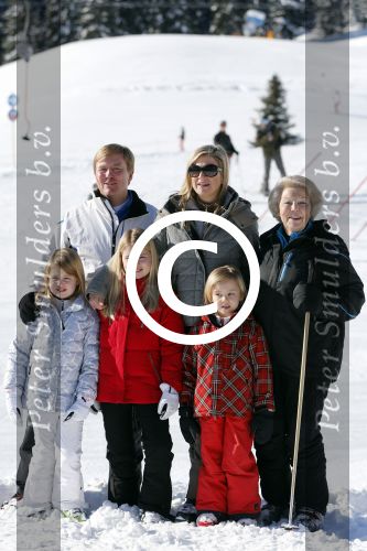 Lech, 18 Februari 2013 Fotoshoot Kon. huis in Lech tijdens de wintersportvakantie met o.a.: Koningin Beatrix, Prins Willem Alexander, Prinses Maxima, Prinses Amalia, Prinses Alexia en Prinses Ariane.
Foto Peter Smulders BV