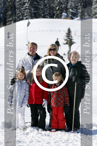 Lech, 18 Februari 2013 Fotoshoot Kon. huis in Lech tijdens de wintersportvakantie met o.a.: Koningin Beatrix, Prins Willem Alexander, Prinses Maxima, Prinses Amalia, Prinses Alexia en Prinses Ariane.
Foto Peter Smulders BV