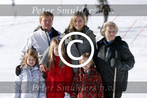 Lech, 18 Februari 2013 Fotoshoot Kon. huis in Lech tijdens de wintersportvakantie met o.a.: Koningin Beatrix, Prins Willem Alexander, Prinses Maxima, Prinses Amalia, Prinses Alexia en Prinses Ariane.
Foto Peter Smulders BV