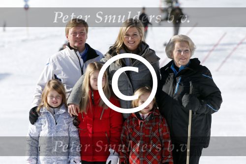 Lech, 18 Februari 2013 Fotoshoot Kon. huis in Lech tijdens de wintersportvakantie met o.a.: Koningin Beatrix, Prins Willem Alexander, Prinses Maxima, Prinses Amalia, Prinses Alexia en Prinses Ariane.
Foto Peter Smulders BV