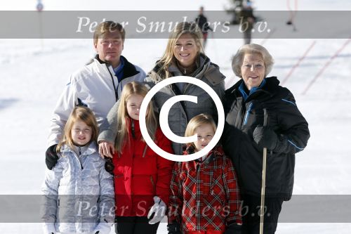 Lech, 18 Februari 2013 Fotoshoot Kon. huis in Lech tijdens de wintersportvakantie met o.a.: Koningin Beatrix, Prins Willem Alexander, Prinses Maxima, Prinses Amalia, Prinses Alexia en Prinses Ariane.
Foto Peter Smulders BV