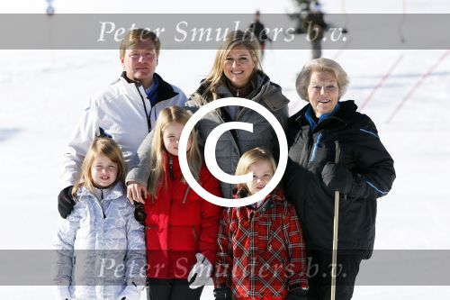 Lech, 18 Februari 2013 Fotoshoot Kon. huis in Lech tijdens de wintersportvakantie met o.a.: Koningin Beatrix, Prins Willem Alexander, Prinses Maxima, Prinses Amalia, Prinses Alexia en Prinses Ariane.
Foto Peter Smulders BV