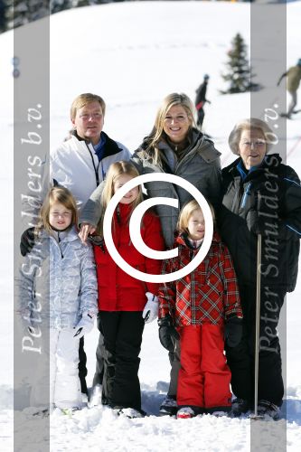 Lech, 18 Februari 2013 Fotoshoot Kon. huis in Lech tijdens de wintersportvakantie met o.a.: Koningin Beatrix, Prins Willem Alexander, Prinses Maxima, Prinses Amalia, Prinses Alexia en Prinses Ariane.
Foto Peter Smulders BV