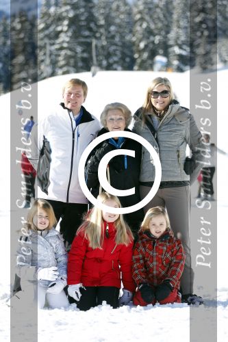 Lech, 18 Februari 2013 Fotoshoot Kon. huis in Lech tijdens de wintersportvakantie met o.a.: Koningin Beatrix, Prins Willem Alexander, Prinses Maxima, Prinses Amalia, Prinses Alexia en Prinses Ariane.
Foto Peter Smulders BV
