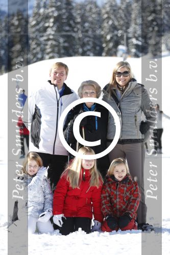 Lech, 18 Februari 2013 Fotoshoot Kon. huis in Lech tijdens de wintersportvakantie met o.a.: Koningin Beatrix, Prins Willem Alexander, Prinses Maxima, Prinses Amalia, Prinses Alexia en Prinses Ariane.
Foto Peter Smulders BV