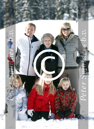 Lech, 18 Februari 2013 Fotoshoot Kon. huis in Lech tijdens de wintersportvakantie met o.a.: Koningin Beatrix, Prins Willem Alexander, Prinses Maxima, Prinses Amalia, Prinses Alexia en Prinses Ariane.
Foto Peter Smulders BV