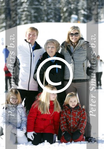 Lech, 18 Februari 2013 Fotoshoot Kon. huis in Lech tijdens de wintersportvakantie met o.a.: Koningin Beatrix, Prins Willem Alexander, Prinses Maxima, Prinses Amalia, Prinses Alexia en Prinses Ariane.
Foto Peter Smulders BV