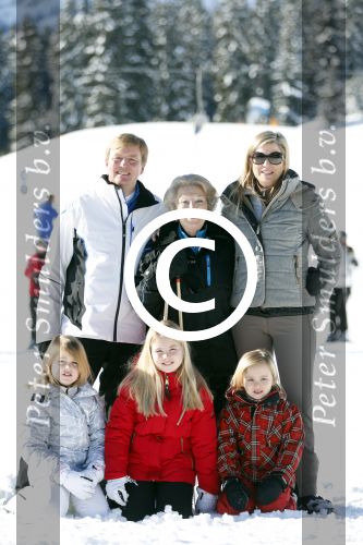 Lech, 18 Februari 2013 Fotoshoot Kon. huis in Lech tijdens de wintersportvakantie met o.a.: Koningin Beatrix, Prins Willem Alexander, Prinses Maxima, Prinses Amalia, Prinses Alexia en Prinses Ariane.
Foto Peter Smulders BV