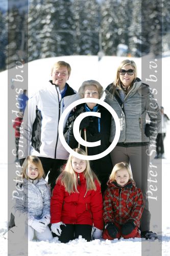 Lech, 18 Februari 2013 Fotoshoot Kon. huis in Lech tijdens de wintersportvakantie met o.a.: Koningin Beatrix, Prins Willem Alexander, Prinses Maxima, Prinses Amalia, Prinses Alexia en Prinses Ariane.
Foto Peter Smulders BV