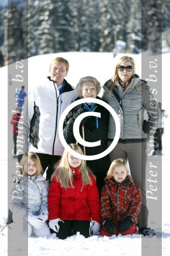 Lech, 18 Februari 2013 Fotoshoot Kon. huis in Lech tijdens de wintersportvakantie met o.a.: Koningin Beatrix, Prins Willem Alexander, Prinses Maxima, Prinses Amalia, Prinses Alexia en Prinses Ariane.
Foto Peter Smulders BV