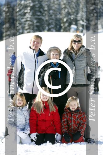 Lech, 18 Februari 2013 Fotoshoot Kon. huis in Lech tijdens de wintersportvakantie met o.a.: Koningin Beatrix, Prins Willem Alexander, Prinses Maxima, Prinses Amalia, Prinses Alexia en Prinses Ariane.
Foto Peter Smulders BV