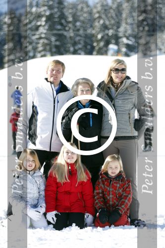 Lech, 18 Februari 2013 Fotoshoot Kon. huis in Lech tijdens de wintersportvakantie met o.a.: Koningin Beatrix, Prins Willem Alexander, Prinses Maxima, Prinses Amalia, Prinses Alexia en Prinses Ariane.
Foto Peter Smulders BV