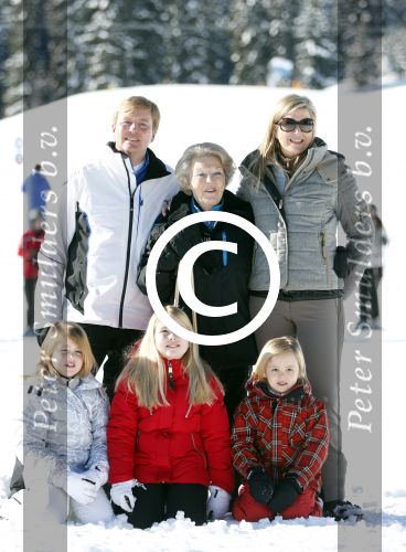 Lech, 18 Februari 2013 Fotoshoot Kon. huis in Lech tijdens de wintersportvakantie met o.a.: Koningin Beatrix, Prins Willem Alexander, Prinses Maxima, Prinses Amalia, Prinses Alexia en Prinses Ariane.
Foto Peter Smulders BV