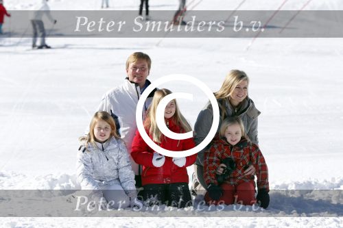 Lech, 18 Februari 2013 Fotoshoot Kon. huis in Lech tijdens de wintersportvakantie met o.a.: Koningin Beatrix, Prins Willem Alexander, Prinses Maxima, Prinses Amalia, Prinses Alexia en Prinses Ariane.
Foto Peter Smulders BV