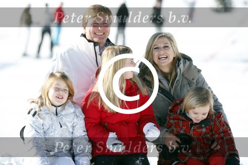 Lech, 18 Februari 2013 Fotoshoot Kon. huis in Lech tijdens de wintersportvakantie met o.a.: Koningin Beatrix, Prins Willem Alexander, Prinses Maxima, Prinses Amalia, Prinses Alexia en Prinses Ariane.
Foto Peter Smulders BV