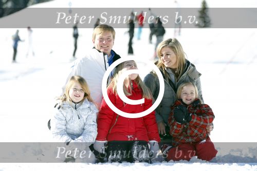 Lech, 18 Februari 2013 Fotoshoot Kon. huis in Lech tijdens de wintersportvakantie met o.a.: Koningin Beatrix, Prins Willem Alexander, Prinses Maxima, Prinses Amalia, Prinses Alexia en Prinses Ariane.
Foto Peter Smulders BV