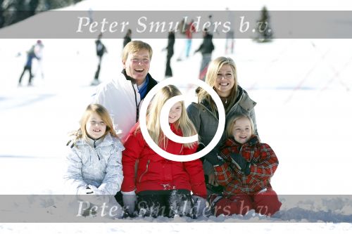 Lech, 18 Februari 2013 Fotoshoot Kon. huis in Lech tijdens de wintersportvakantie met o.a.: Koningin Beatrix, Prins Willem Alexander, Prinses Maxima, Prinses Amalia, Prinses Alexia en Prinses Ariane.
Foto Peter Smulders BV