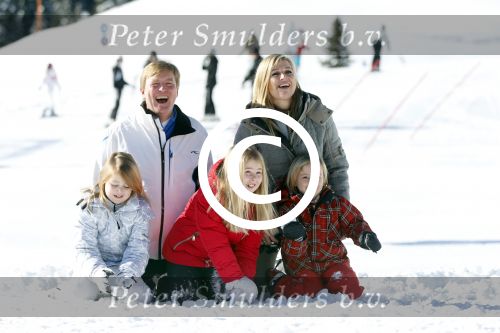 Lech, 18 Februari 2013 Fotoshoot Kon. huis in Lech tijdens de wintersportvakantie met o.a.: Koningin Beatrix, Prins Willem Alexander, Prinses Maxima, Prinses Amalia, Prinses Alexia en Prinses Ariane.
Foto Peter Smulders BV