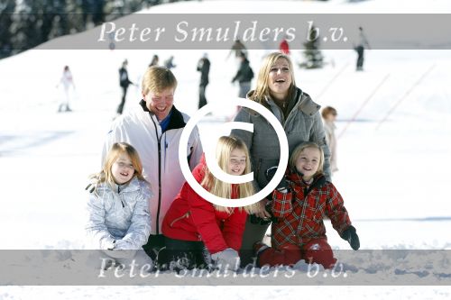 Lech, 18 Februari 2013 Fotoshoot Kon. huis in Lech tijdens de wintersportvakantie met o.a.: Koningin Beatrix, Prins Willem Alexander, Prinses Maxima, Prinses Amalia, Prinses Alexia en Prinses Ariane.
Foto Peter Smulders BV