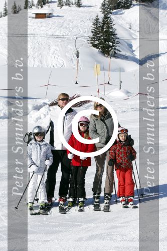 Lech, 18 Februari 2013 Fotoshoot Kon. huis in Lech tijdens de wintersportvakantie met o.a.: Koningin Beatrix, Prins Willem Alexander, Prinses Maxima, Prinses Amalia, Prinses Alexia en Prinses Ariane.
Foto Peter Smulders BV