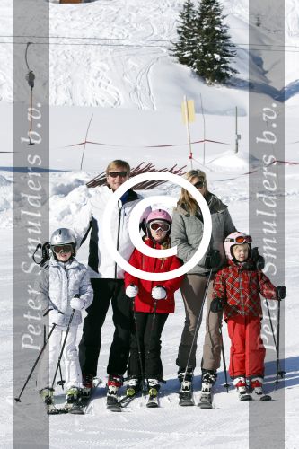Lech, 18 Februari 2013 Fotoshoot Kon. huis in Lech tijdens de wintersportvakantie met o.a.: Koningin Beatrix, Prins Willem Alexander, Prinses Maxima, Prinses Amalia, Prinses Alexia en Prinses Ariane.
Foto Peter Smulders BV