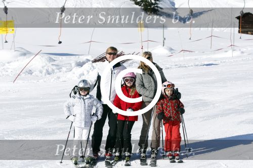 Lech, 18 Februari 2013 Fotoshoot Kon. huis in Lech tijdens de wintersportvakantie met o.a.: Koningin Beatrix, Prins Willem Alexander, Prinses Maxima, Prinses Amalia, Prinses Alexia en Prinses Ariane.
Foto Peter Smulders BV