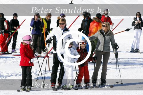 Lech, 18 Februari 2013 Fotoshoot Kon. huis in Lech tijdens de wintersportvakantie met o.a.: Koningin Beatrix, Prins Willem Alexander, Prinses Maxima, Prinses Amalia, Prinses Alexia en Prinses Ariane.
Foto Peter Smulders BV