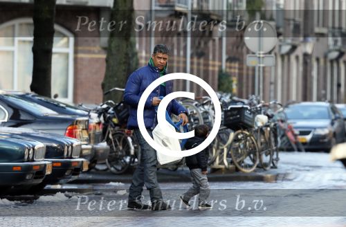 Amsterdam 6 februari 2013
Frank Rijkaard en zijn vrouw Stephanie  hebben hun zoon opgehaald van school
Peter Smulders bv