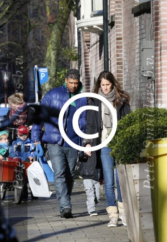 Amsterdam 6 februari 2013
Frank Rijkaard en zijn vrouw Stephanie  hebben hun zoon opgehaald van school
Peter Smulders bv