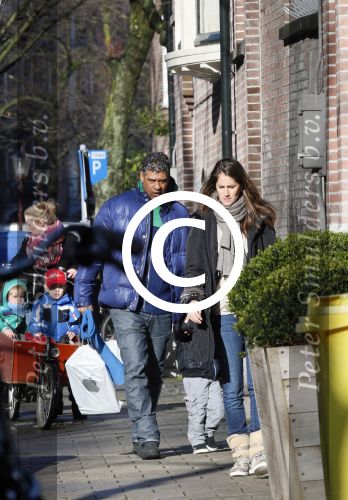 Amsterdam 6 februari 2013
Frank Rijkaard en zijn vrouw Stephanie  hebben hun zoon opgehaald van school
Peter Smulders bv