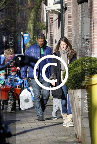 Amsterdam 6 februari 2013
Frank Rijkaard en zijn vrouw Stephanie  hebben hun zoon opgehaald van school
Peter Smulders bv