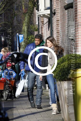 Amsterdam 6 februari 2013
Frank Rijkaard en zijn vrouw Stephanie  hebben hun zoon opgehaald van school
Peter Smulders bv