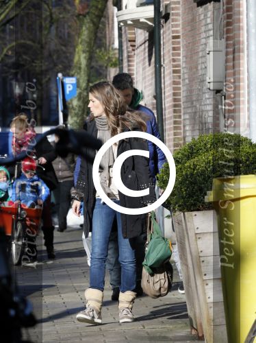 Amsterdam 6 februari 2013
Frank Rijkaard en zijn vrouw Stephanie  hebben hun zoon opgehaald van school
Peter Smulders bv
