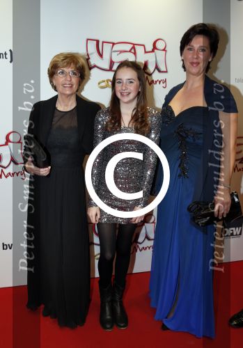 Amsterdam 11 februari 2013
Premiere Ushi must marry met Wendy v Dijk in Tuschinski. Moeder Wendy v Dijk met Mike en kleinkinderen
Peter Smulders bv