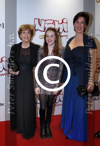 Amsterdam 11 februari 2013
Premiere Ushi must marry met Wendy v Dijk in Tuschinski. Moeder Wendy v Dijk met Mike en kleinkinderen
Peter Smulders bv